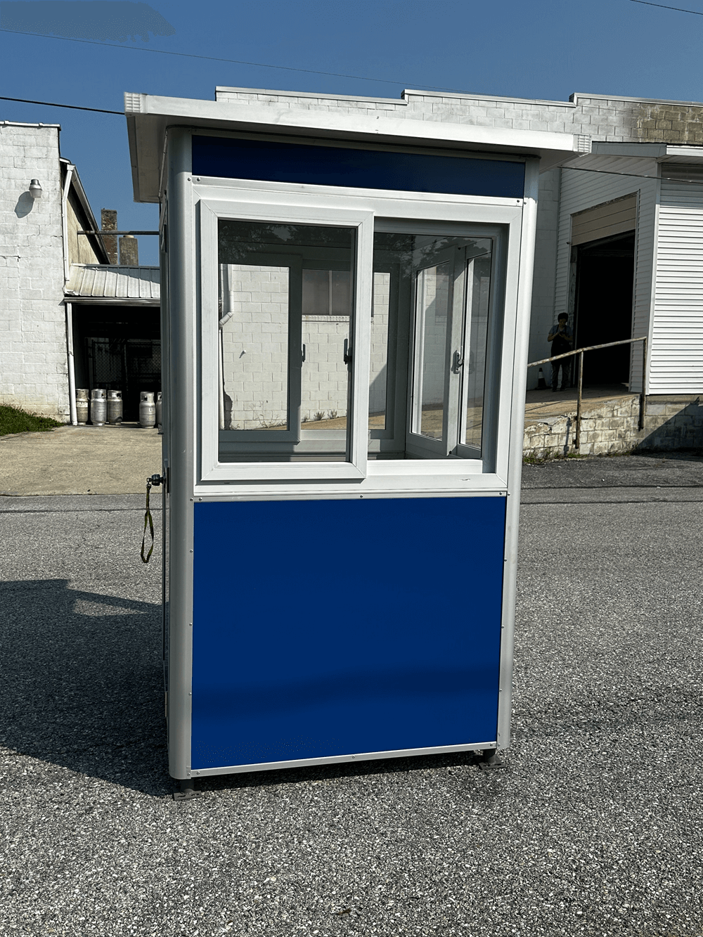 4'x4' Economy Blue Guard Shack, Pallet Base Model - Image 4